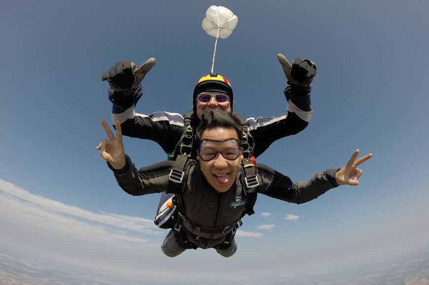 what is tandem skydiving