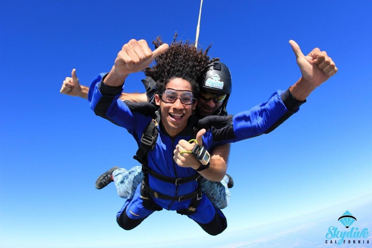 tandem skydiver at skydive california