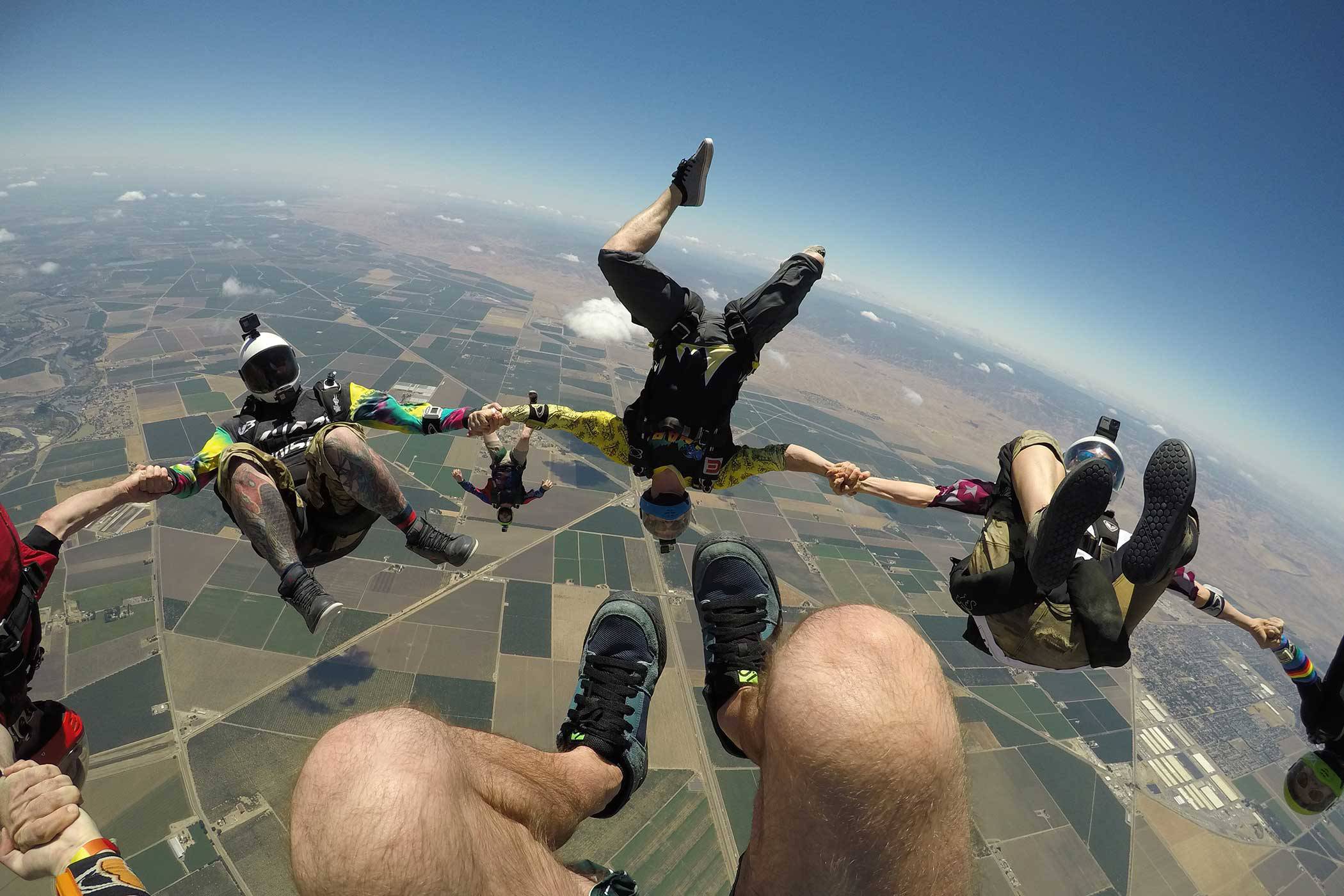 Experienced jumpers information during a skydive